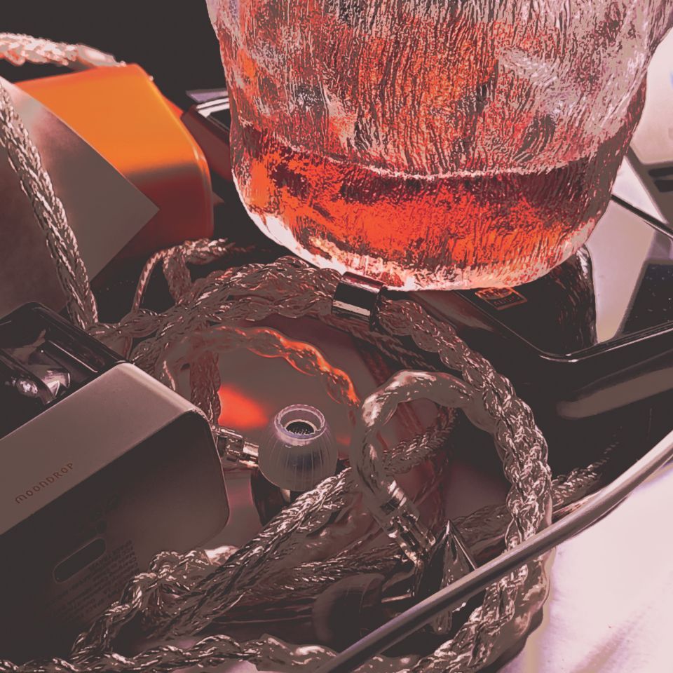 一张红色朗姆酒的照片。